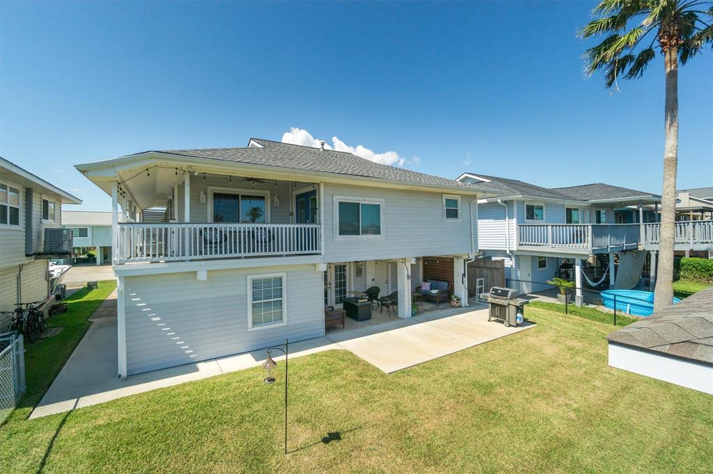 Marvelous East facing waterfront home where your waterfront living adventure can begin. Bayou Vista is a golf cart friendly community with social clubs, city planned activities, a community pool, a police dept., and a volunteer fire dept.