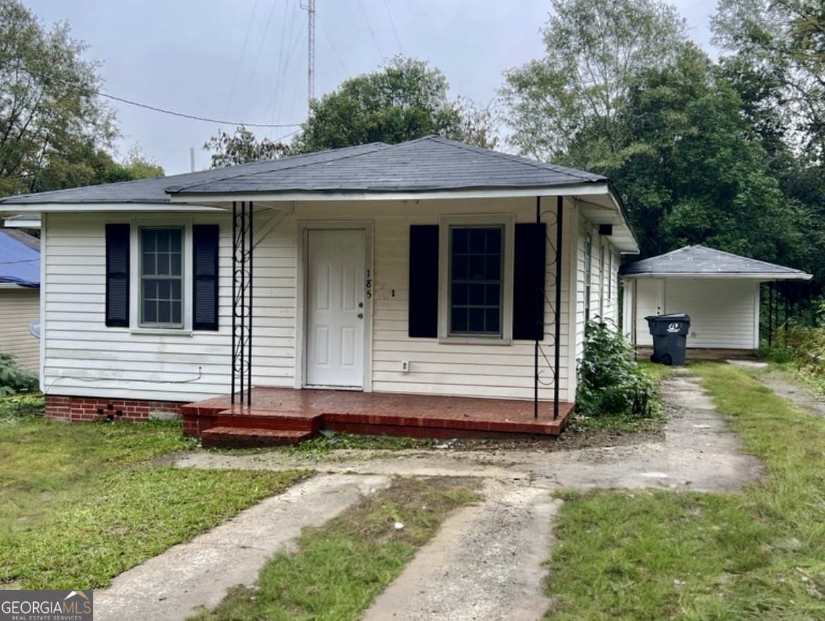 a view of a house with a yard