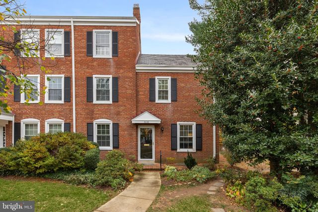 $3,500 | 3026 South Abingdon Street | Fairlington Villages