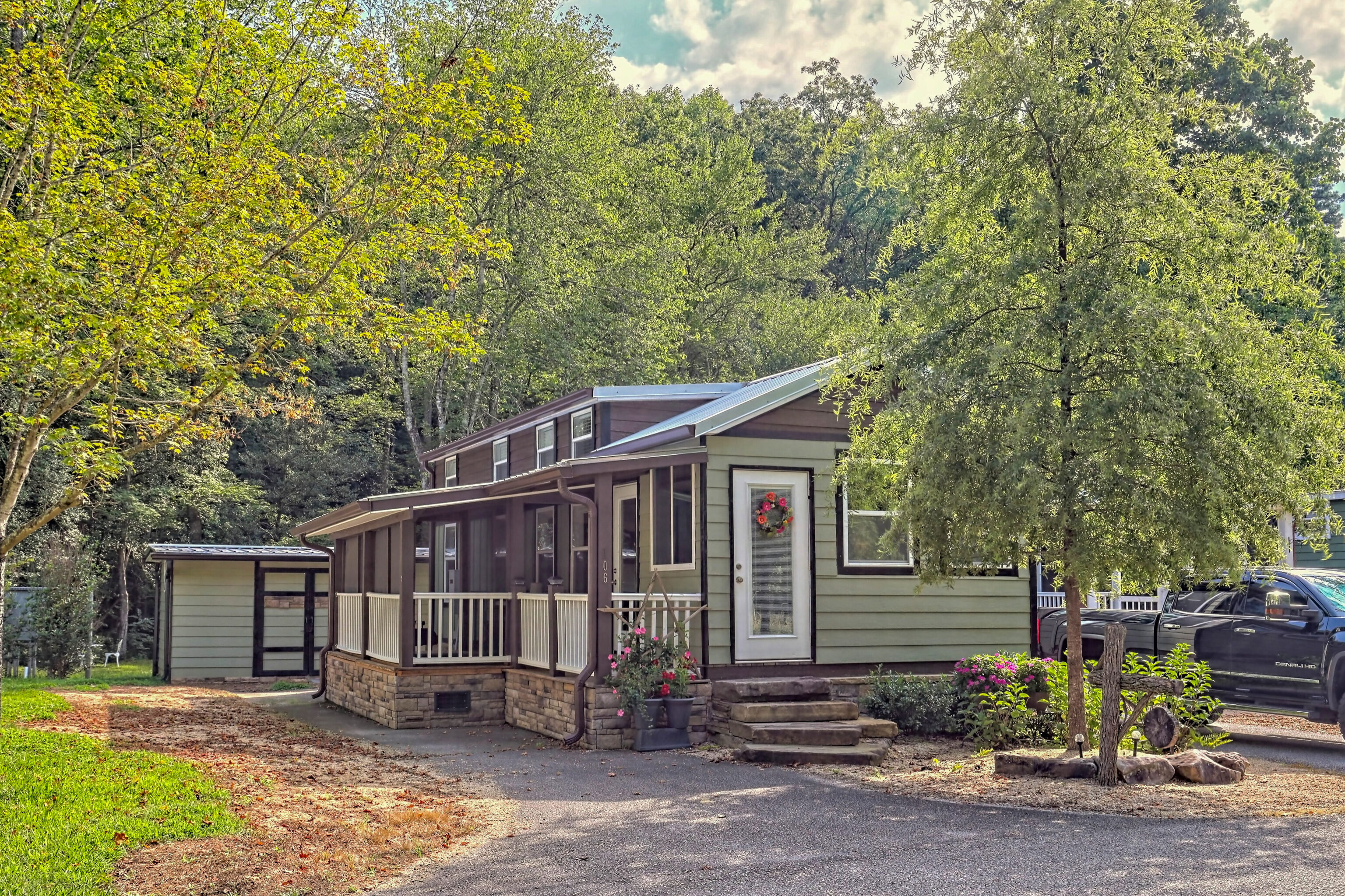 a view of a house with a yard