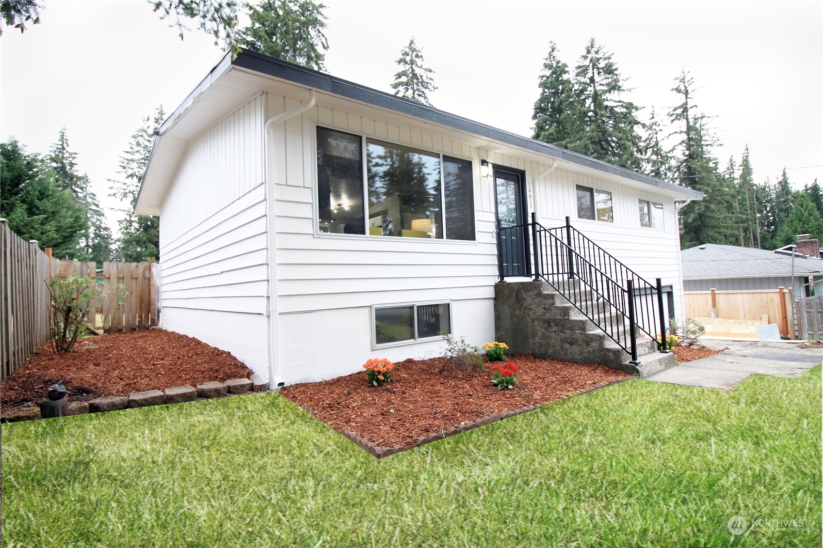 a view of a house with a yard