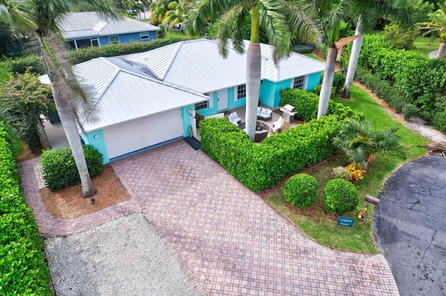 $695,000 | 8534 Southeast Seagrape Way | Hobe Sound