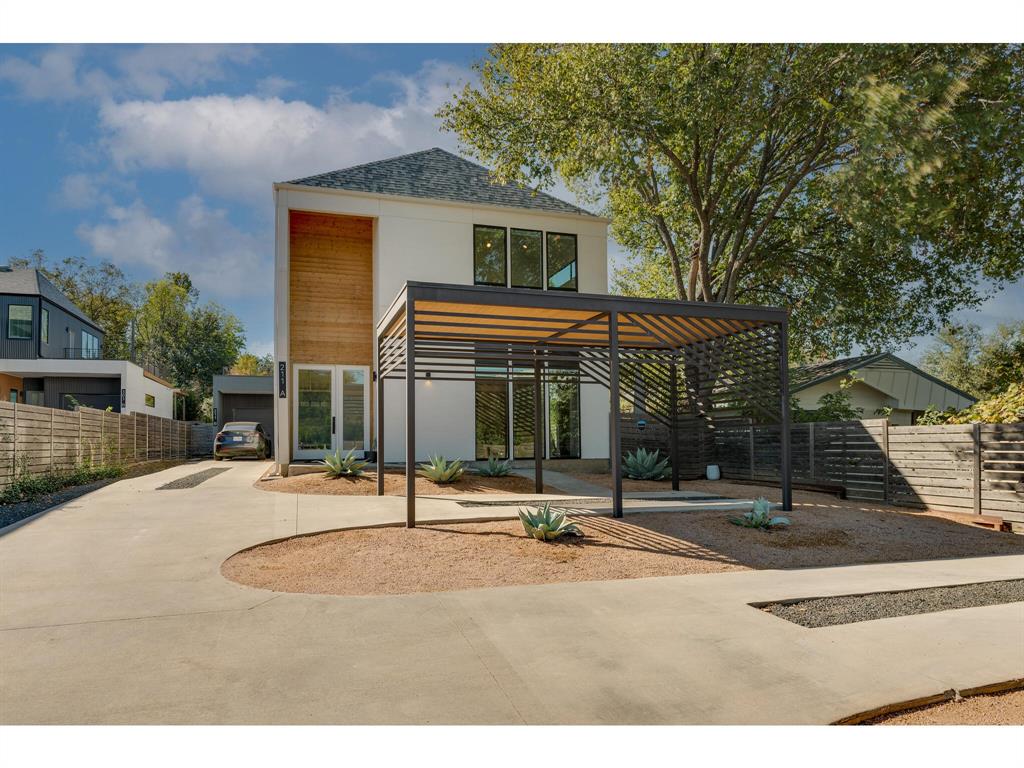 a view of a house with backyard and a tree