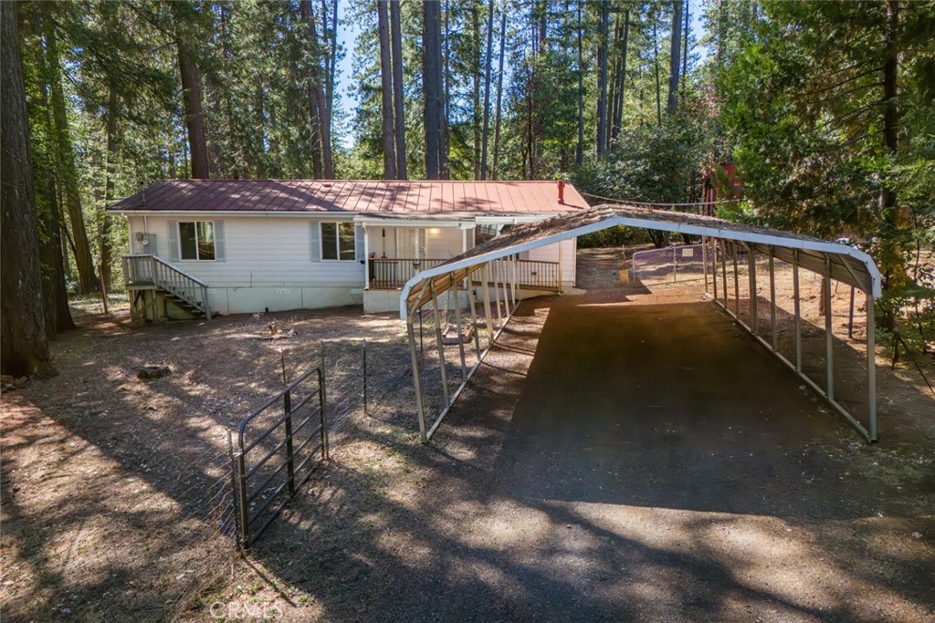 a view of a house with backyard and sitting area