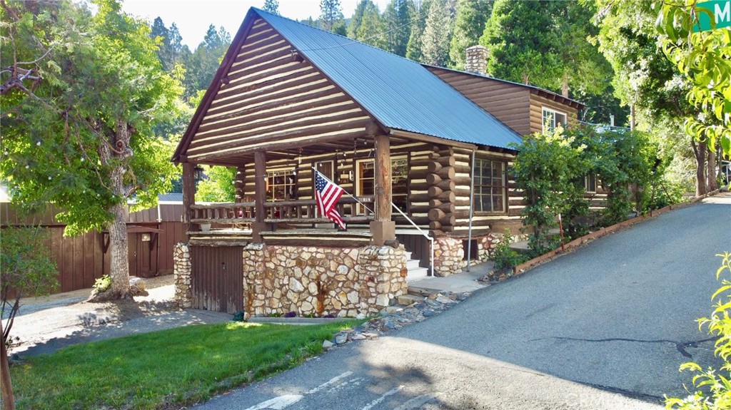 Vintage Log Cabin in the heart of Tahoe National Forest.