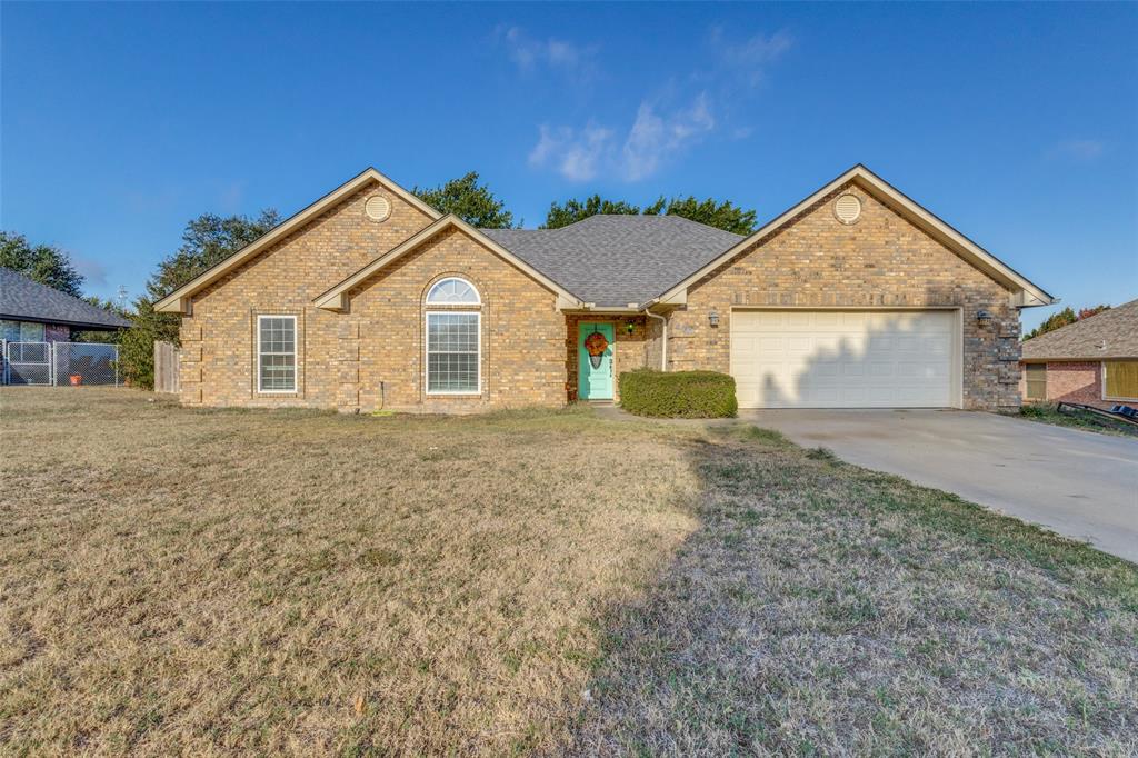 a view of front a house with a yard