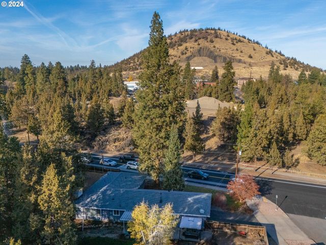 $699,000 | 1385 Northeast Bear Creek Road | Larkspur