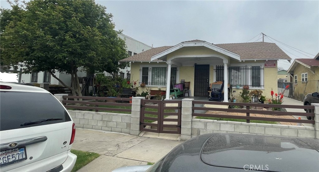 a view of a house with entertaining space