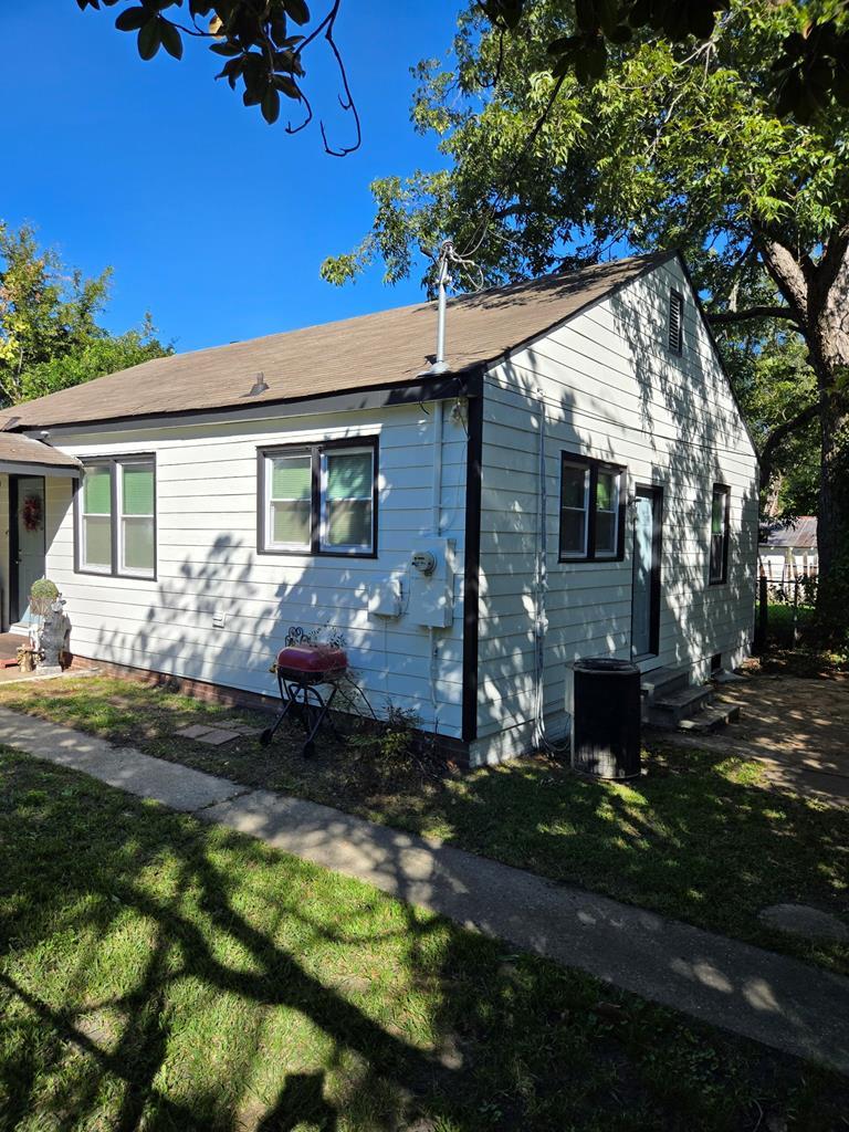 a view of a house with backyard and garden