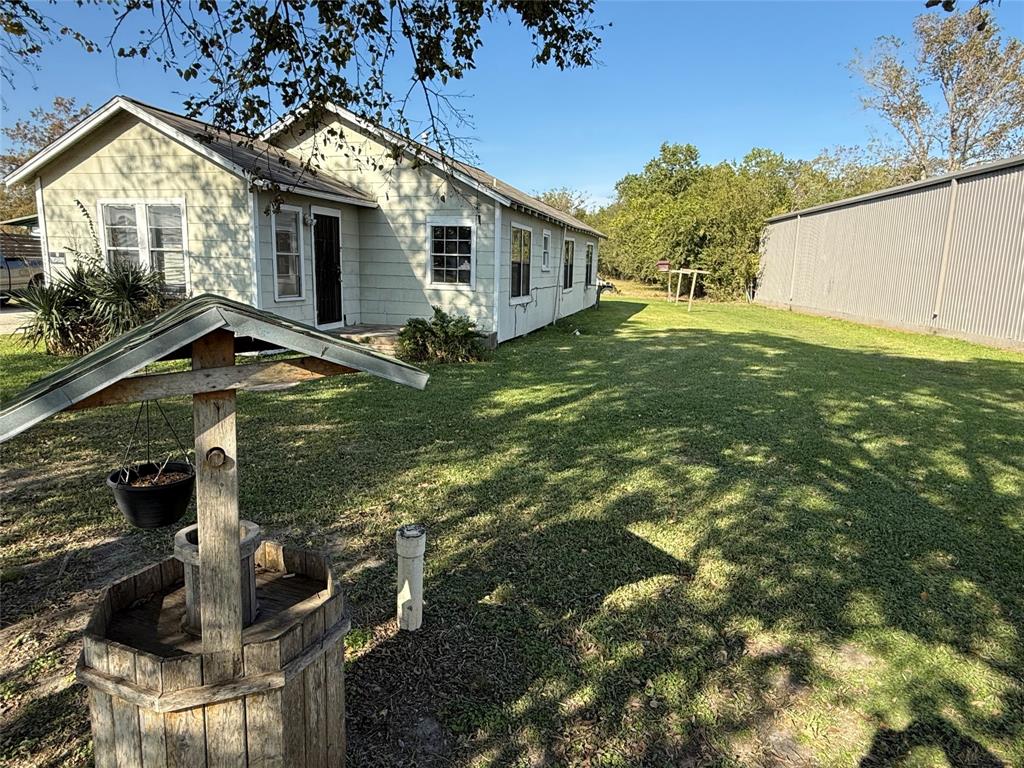 a view of a house with a backyard