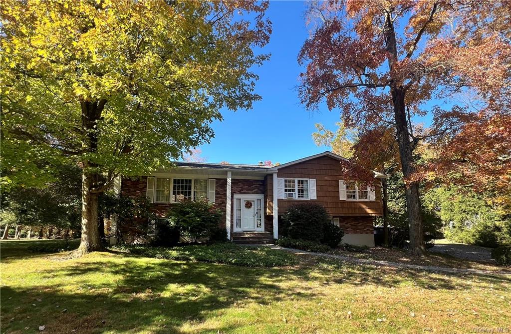 Bi-level home featuring a front yard