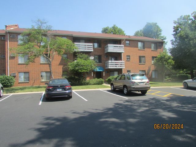 $195,000 | 1265 East Winslowe Drive, Unit 102 | Palatine