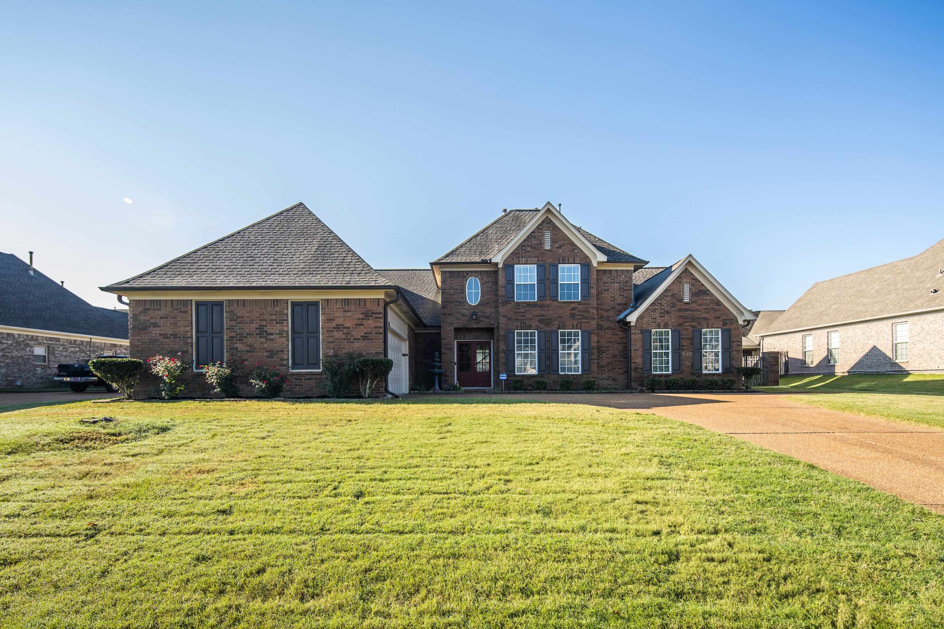 View of front facade with a front lawn