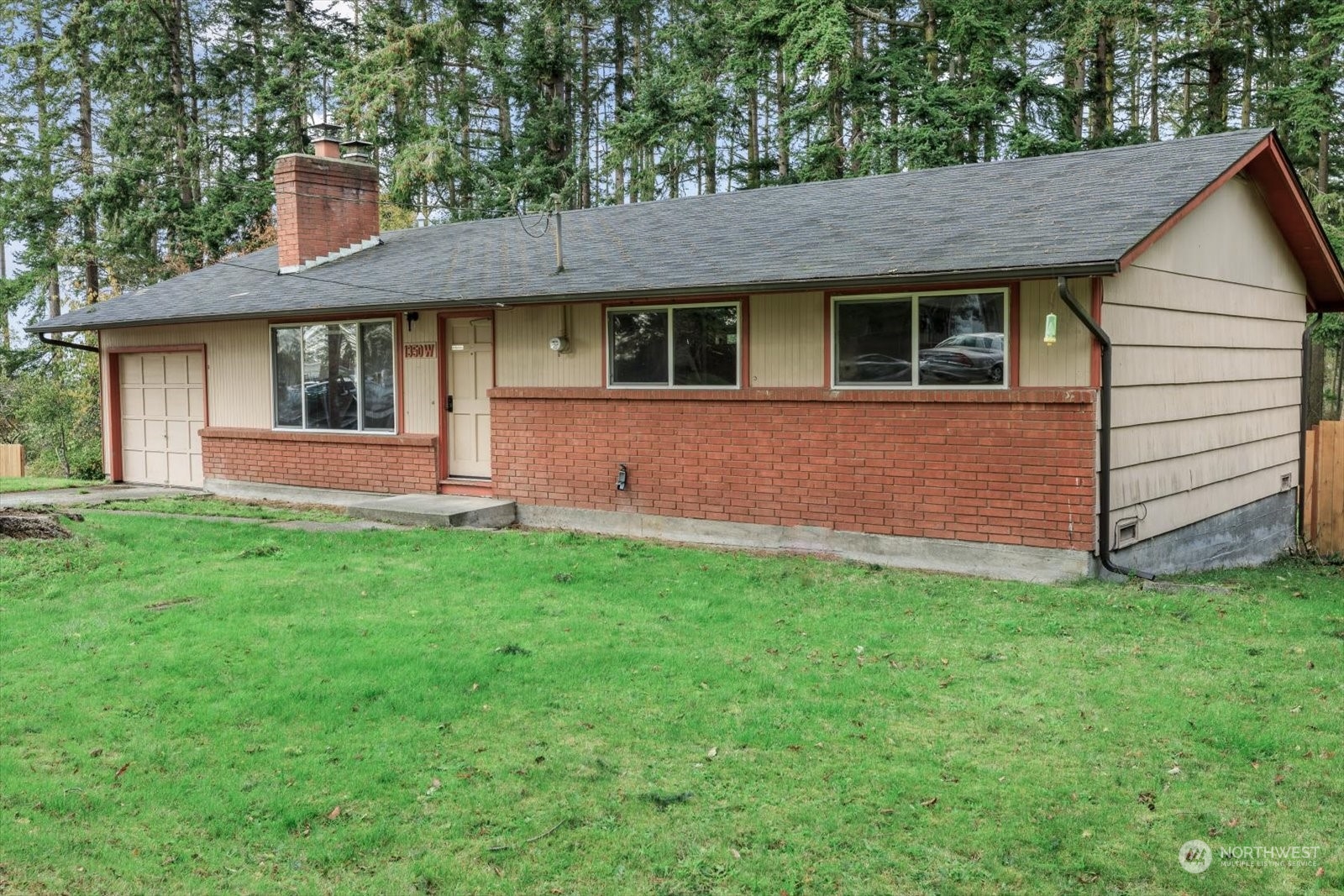 a view of front of a house with a yard