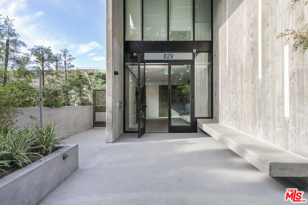 a view of a entrance gate of the house