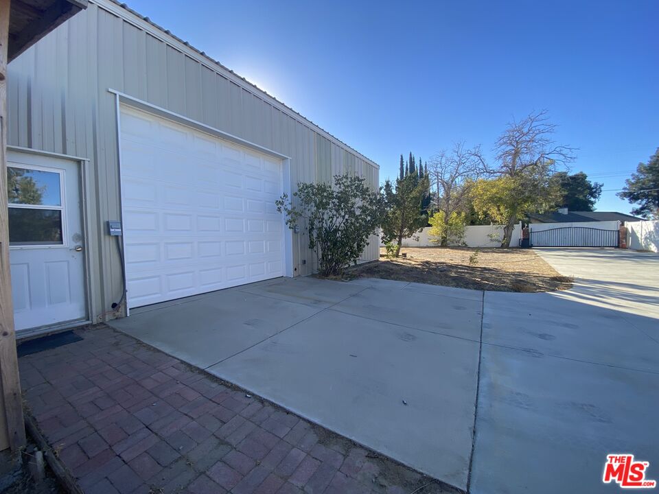 a view of a back yard