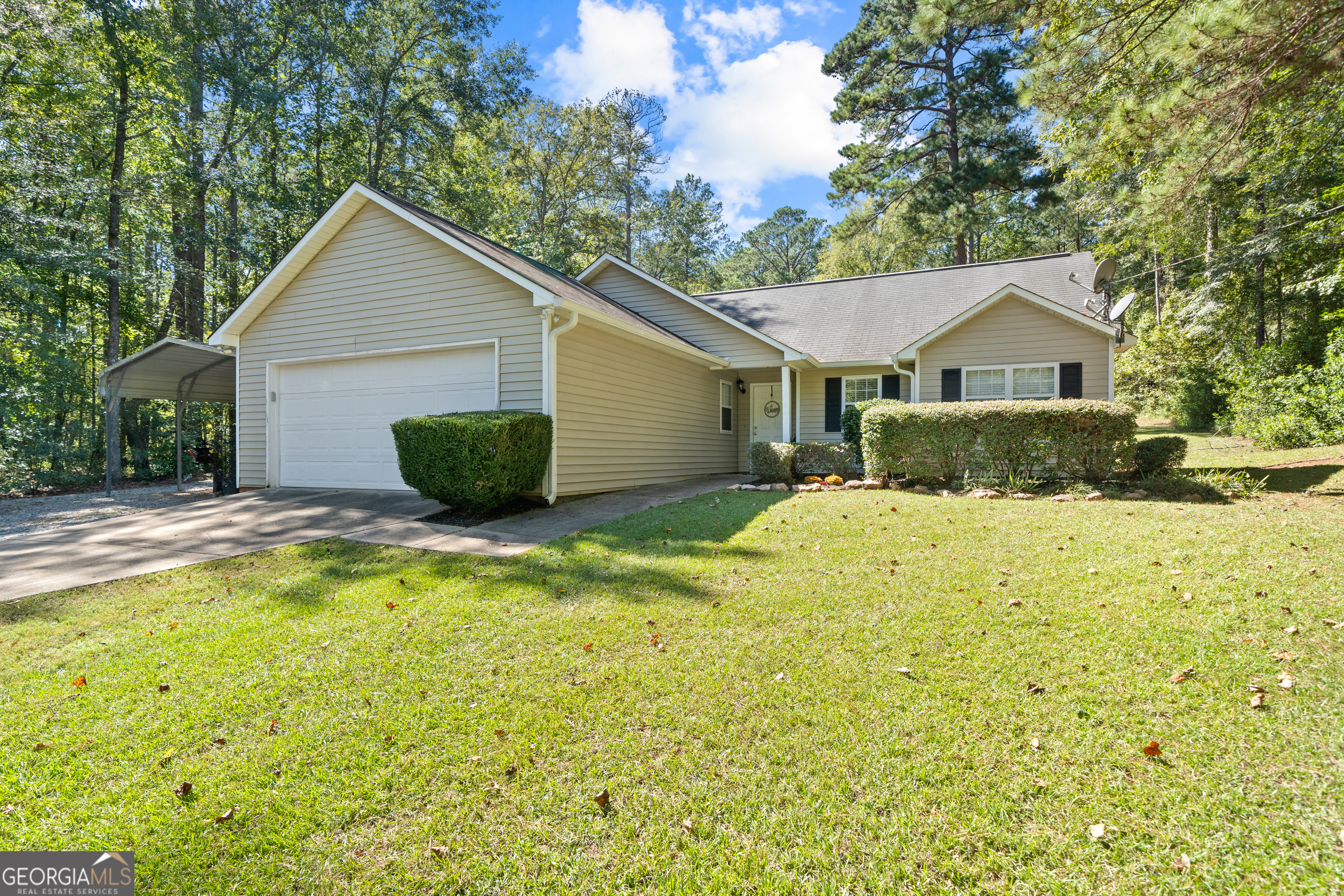 a view of a house with a yard