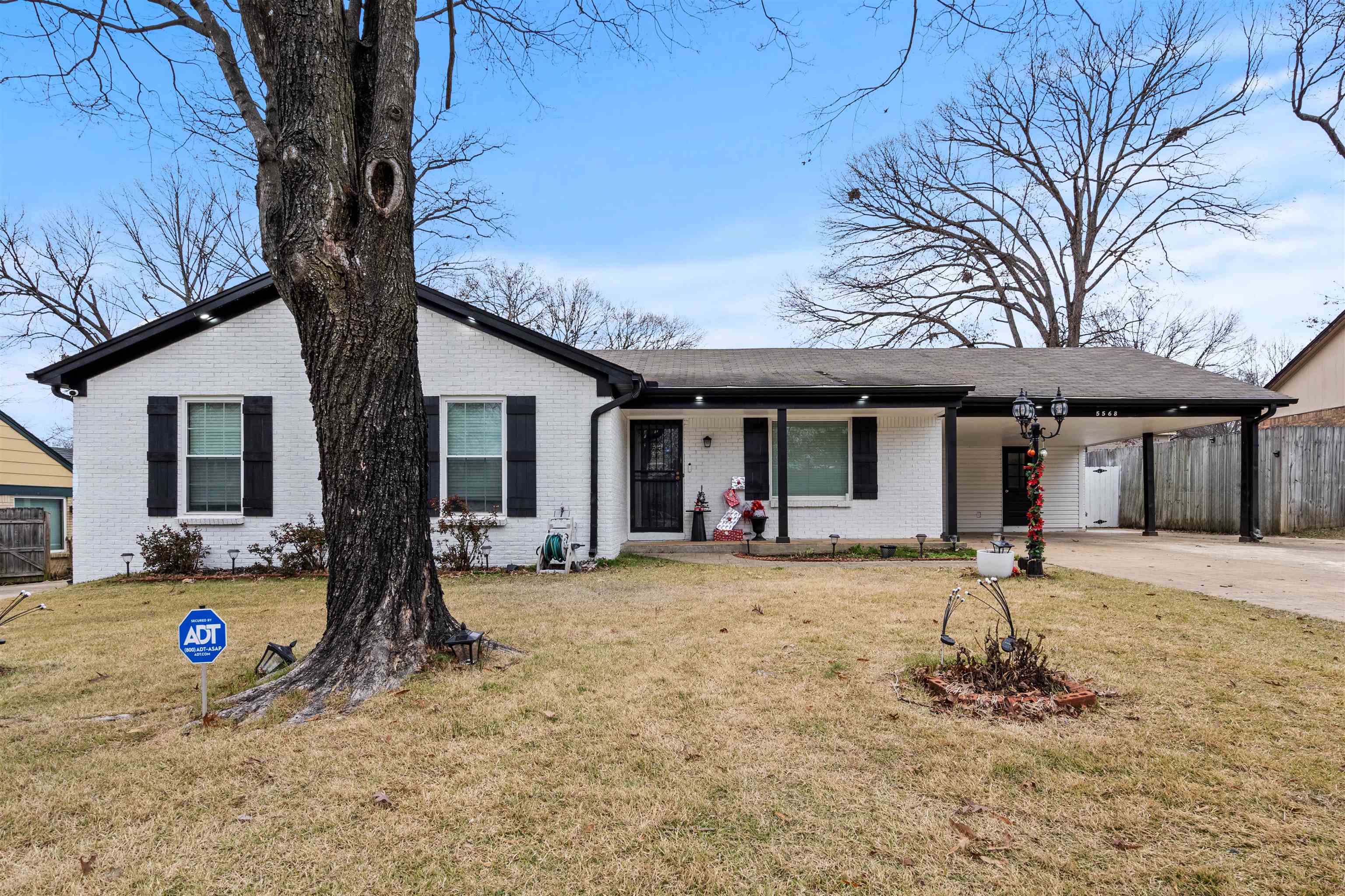 a view of a house with backyard and porch