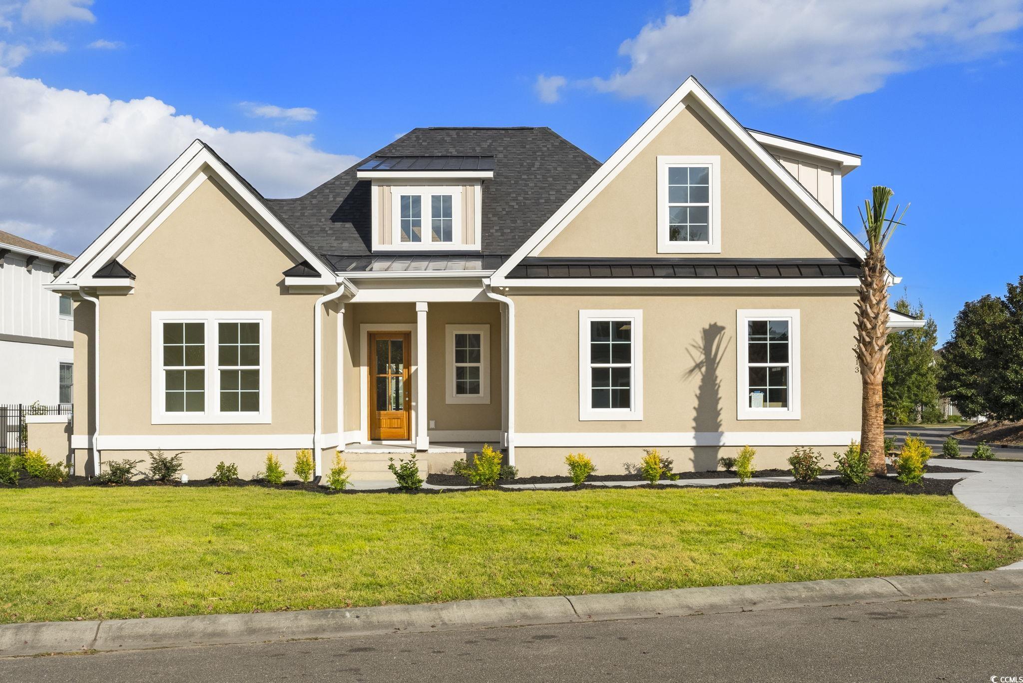 View of front facade featuring a front yard