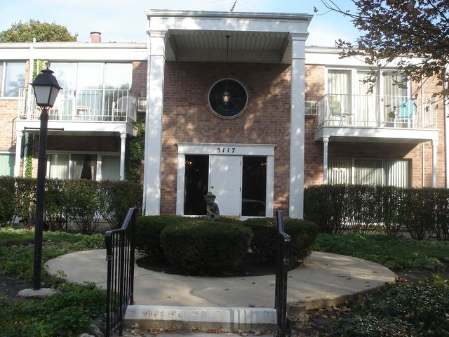 $179,900 | 5117 Blodgett Avenue, Unit 208 | Downers Grove