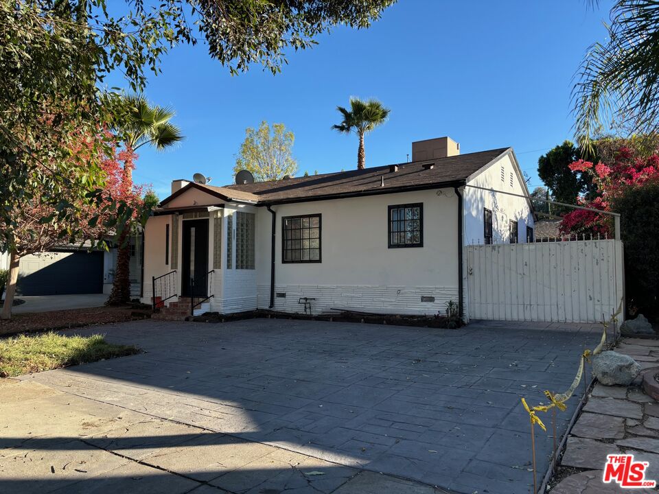 a view of a house with a backyard