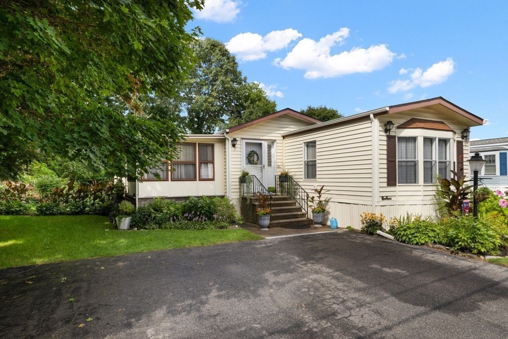 a view of a house with a yard