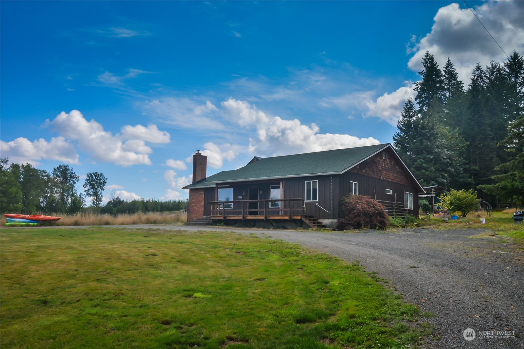 a view of a house with a yard