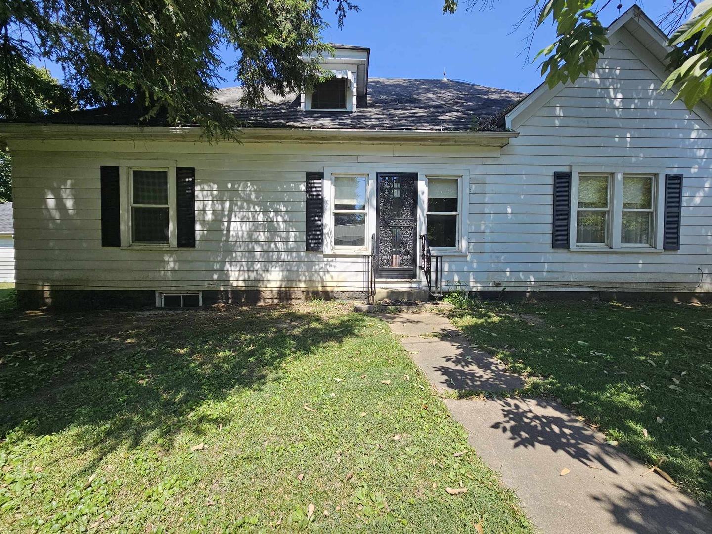 front view of house with a yard