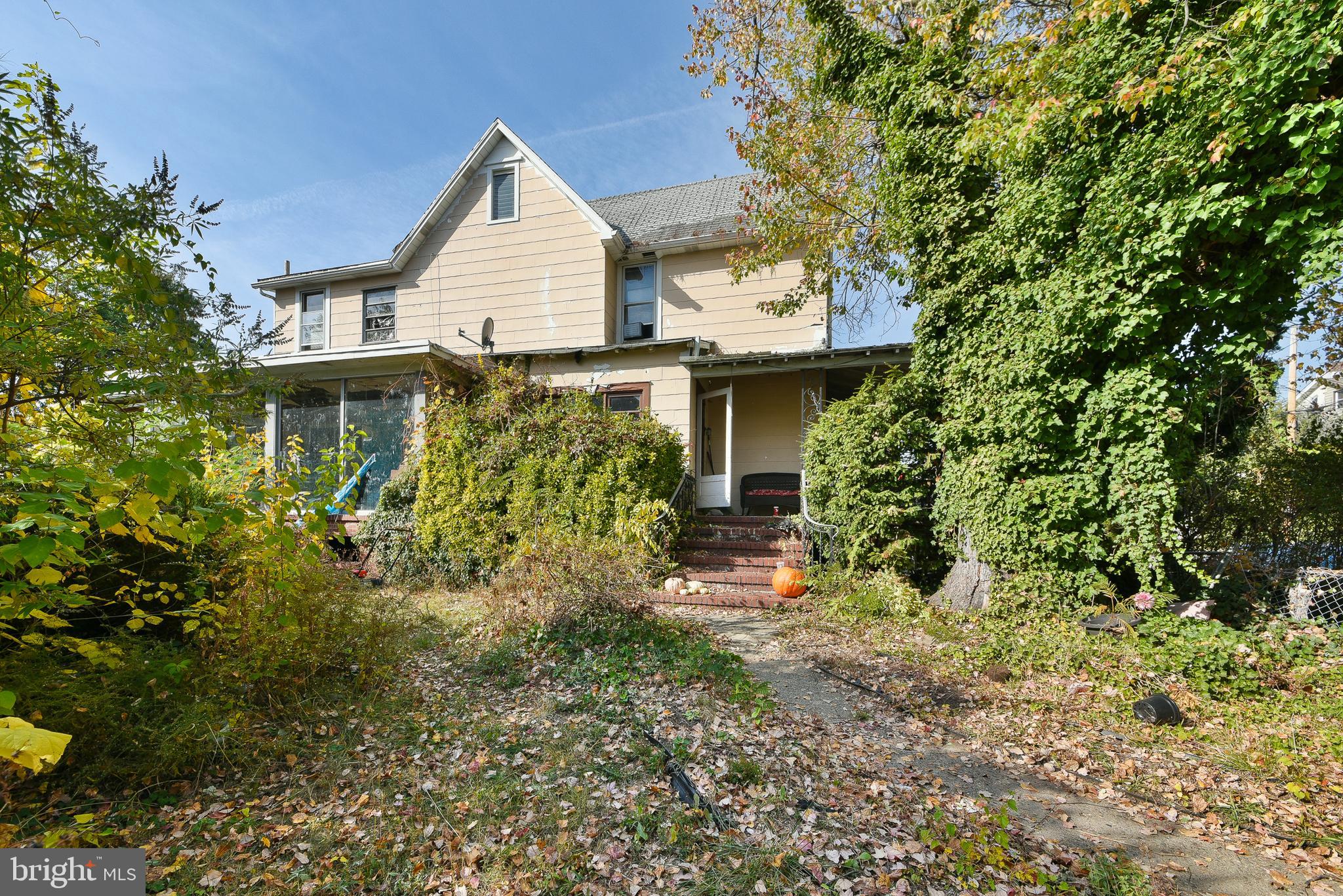 a view of a house with a yard and plants