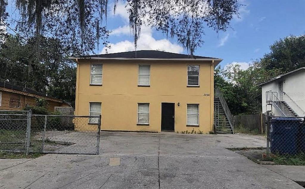 a view of a house with a backyard