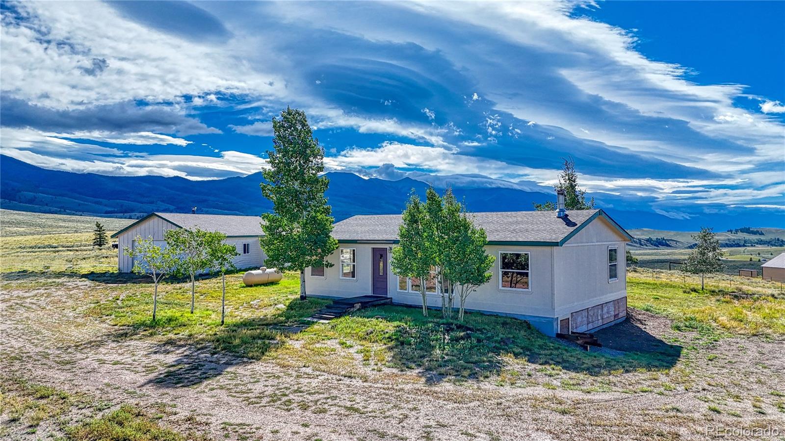 a view of a house with a yard