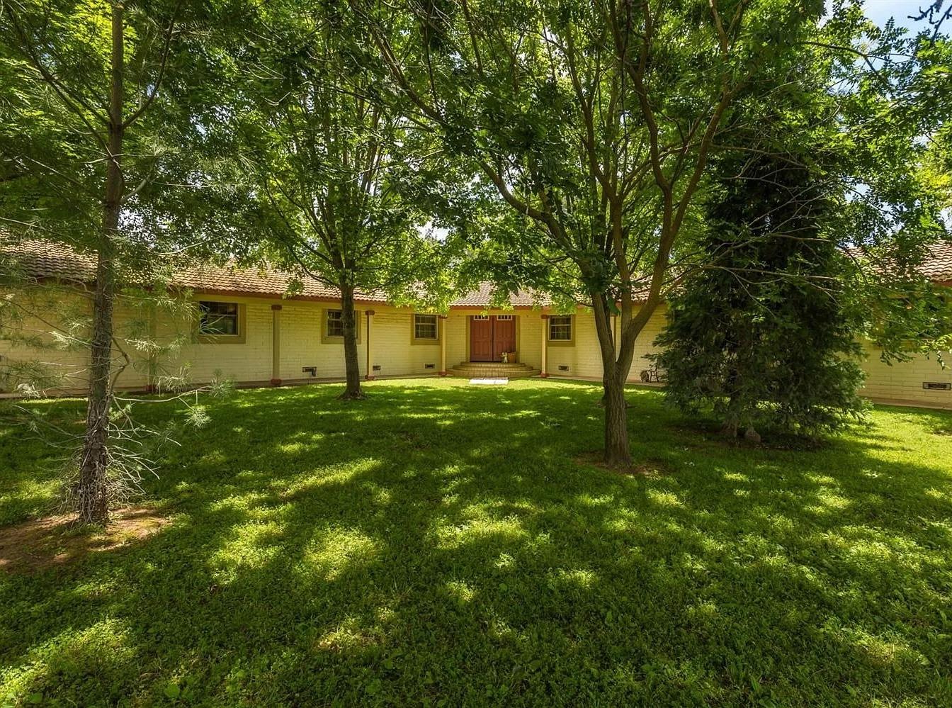 a view of yard with green space