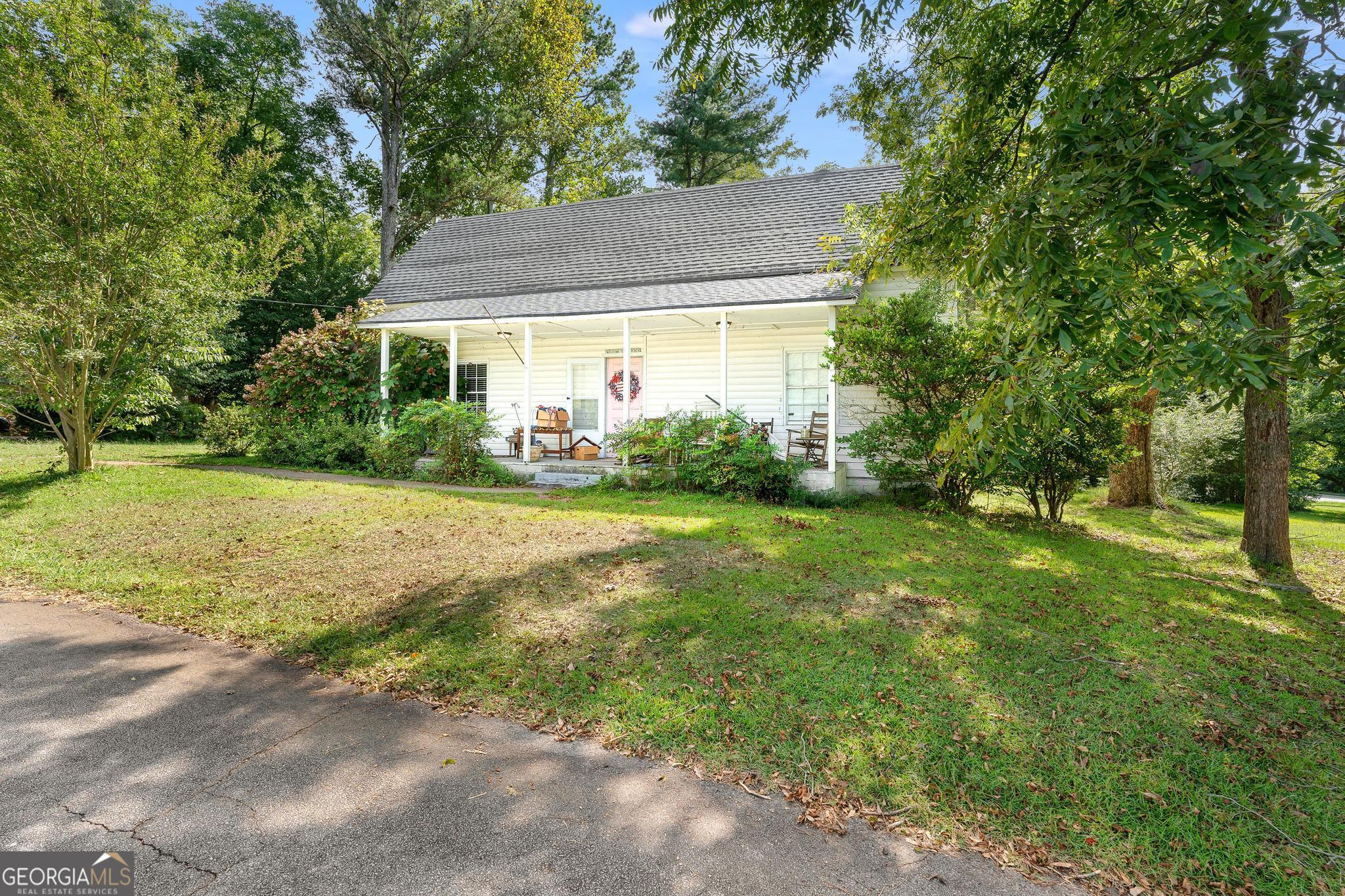 a view of a house with backyard and garden