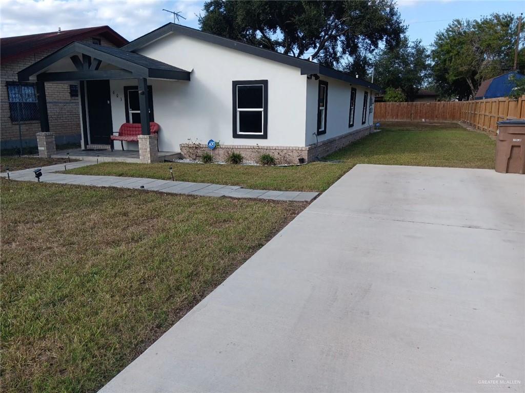 View of front facade with a front yard