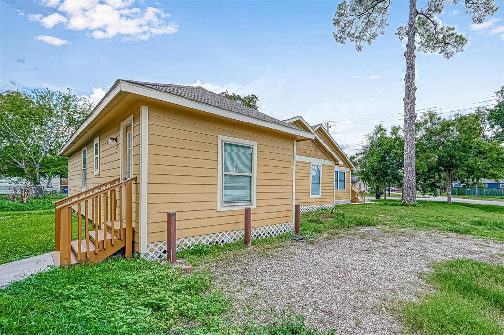 a view of a house with a backyard