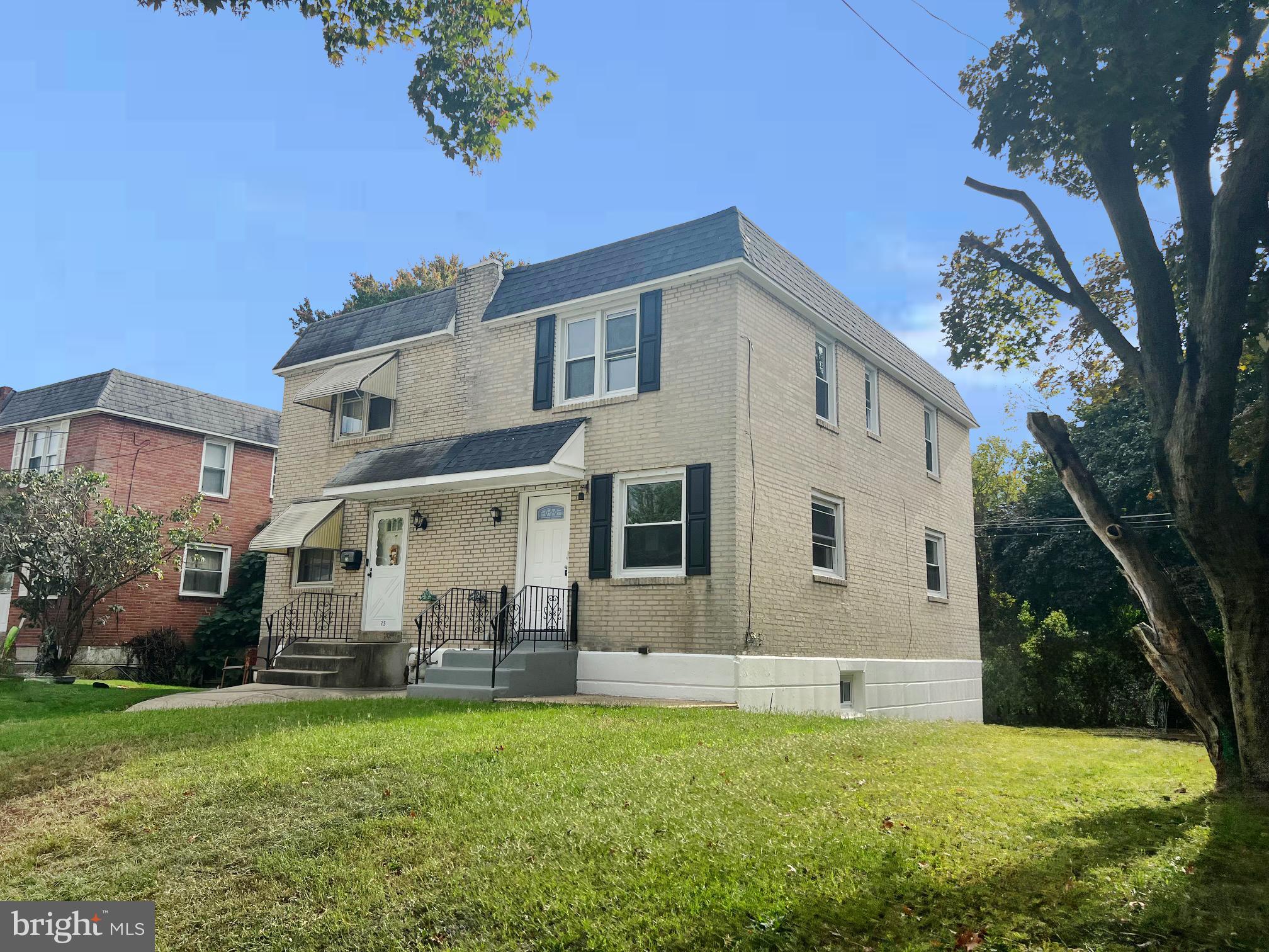 a view of a house with backyard