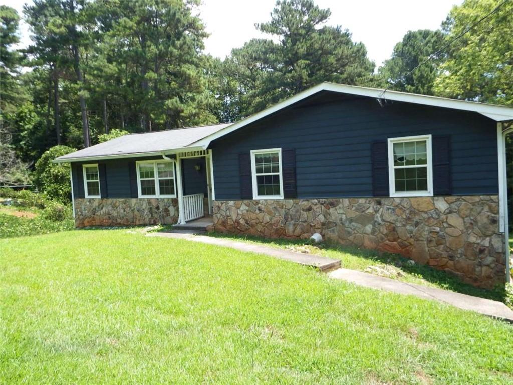 a view of a house with backyard and garden