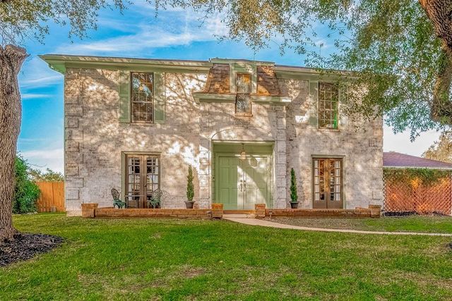 $375,000 | 709 Tanglewood Drive | Friendswood