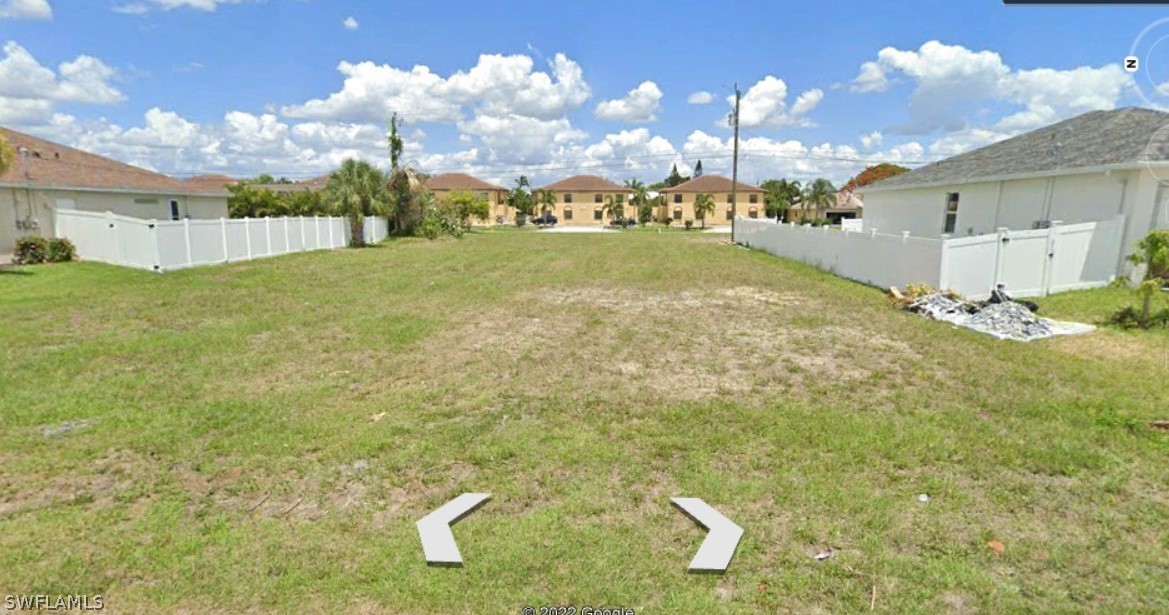 a view of a house with a backyard