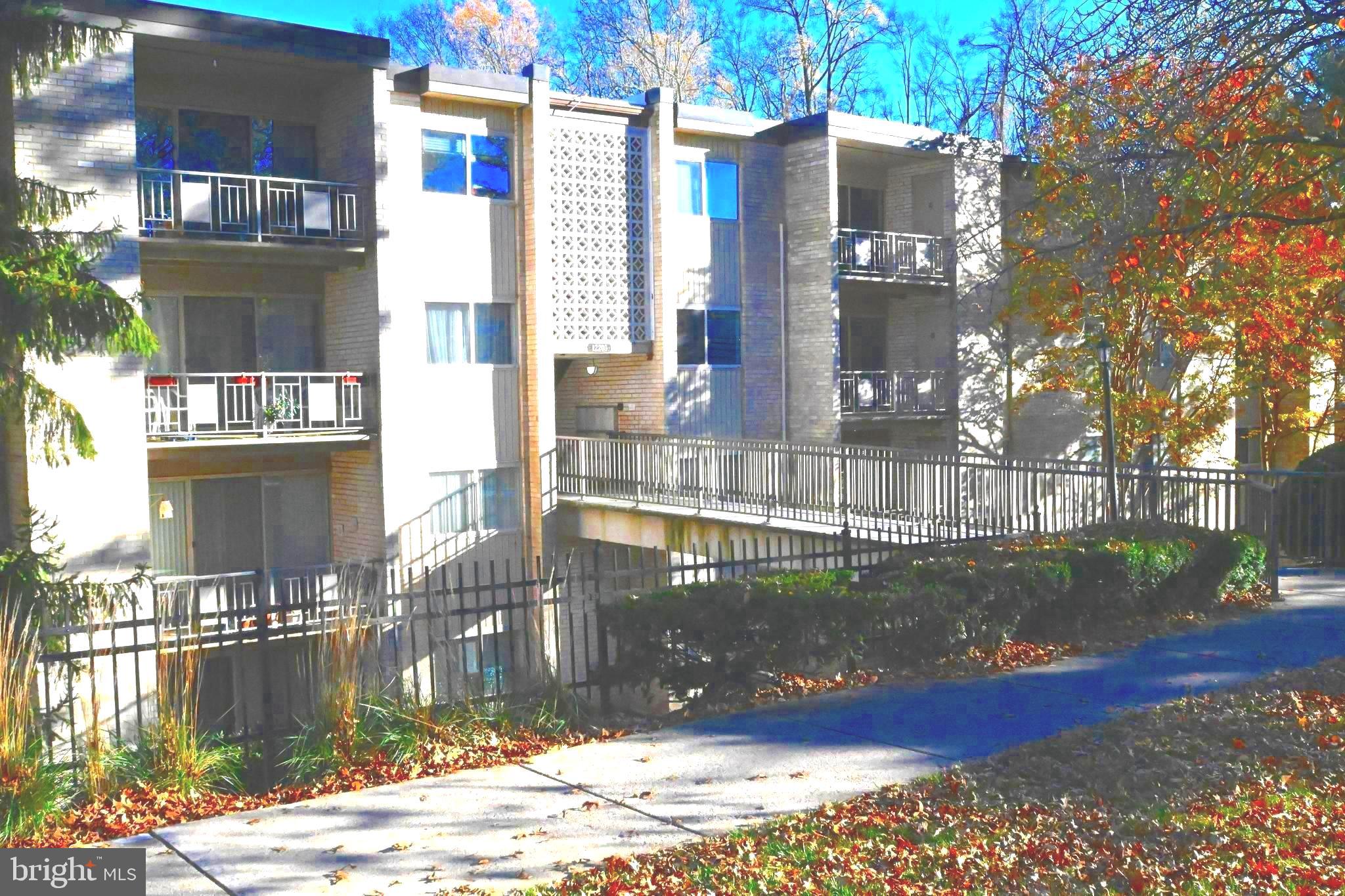 a view of a water fountain in front of a building