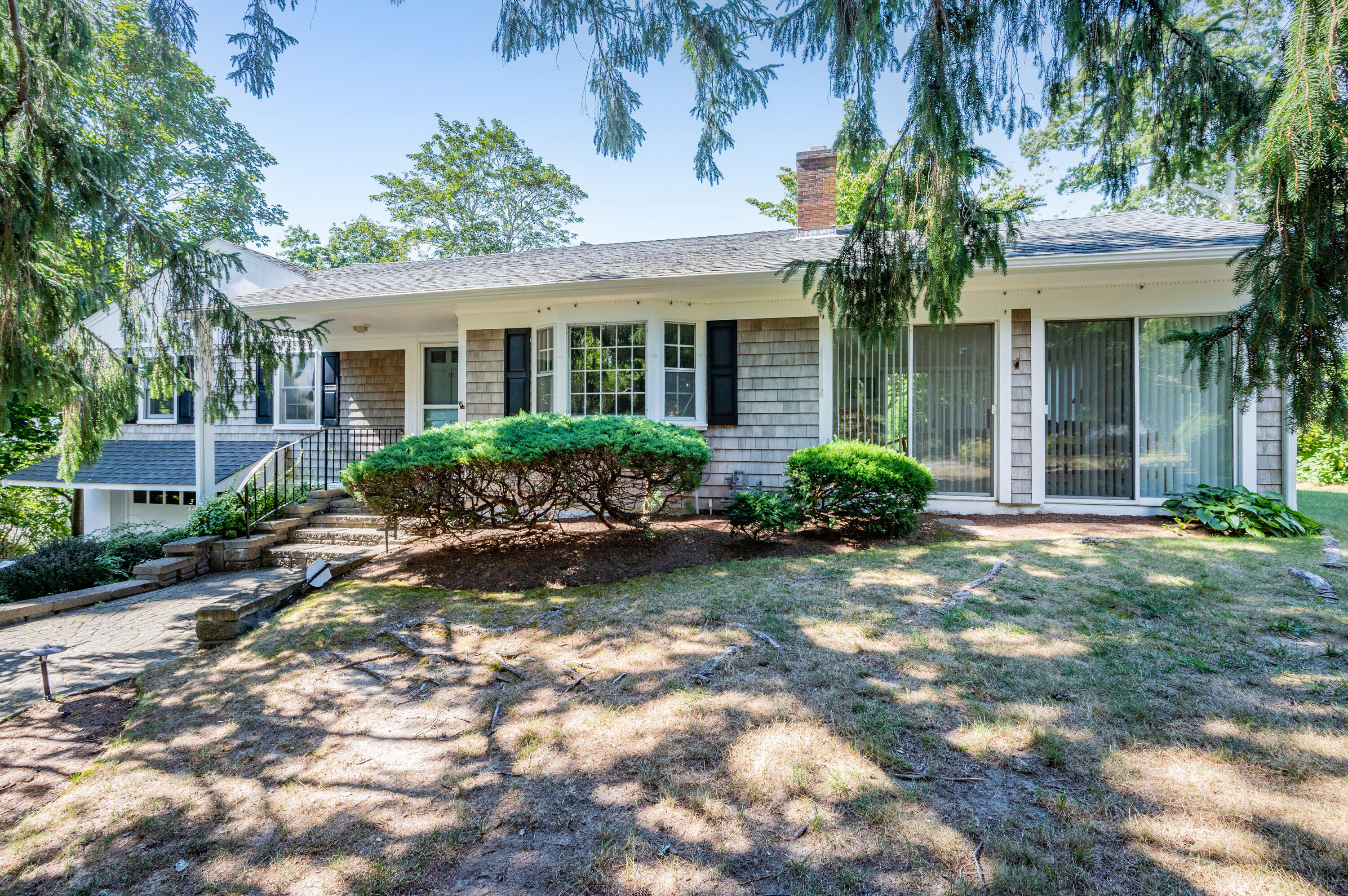 a view of a house with backyard and garden