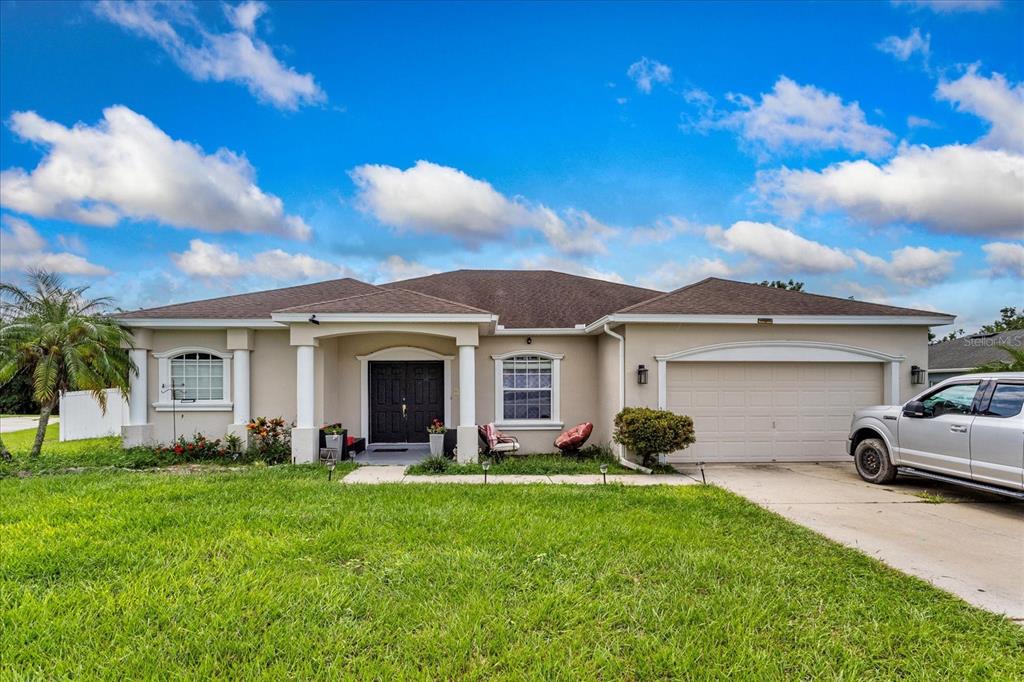 a view of a house with a yard