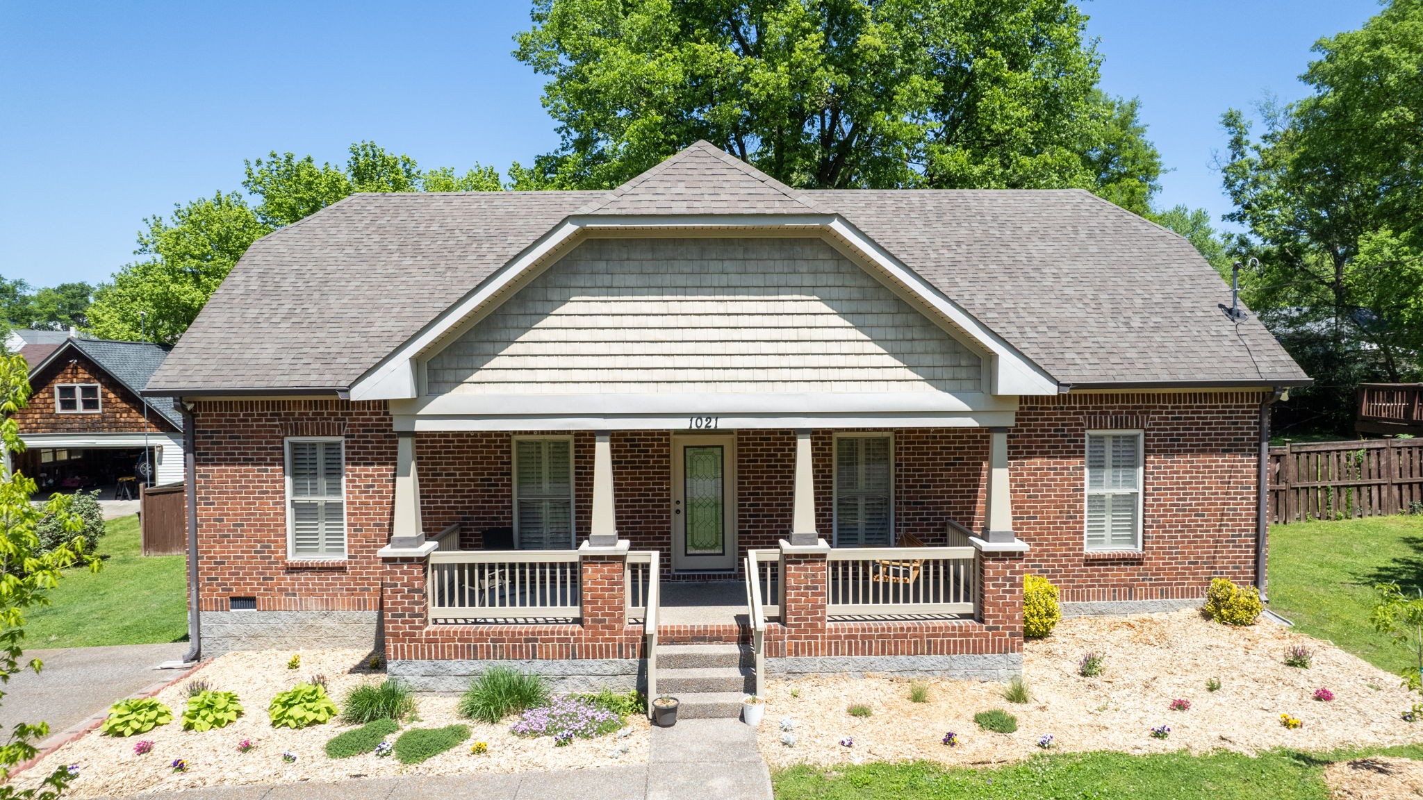 Located in South Inglewood, this lovely brick home was constructed in 2007. Offers a very convenient location near Ellington Pkwy and I65.