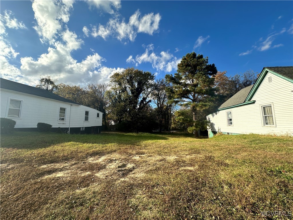 a view of a yard with a house