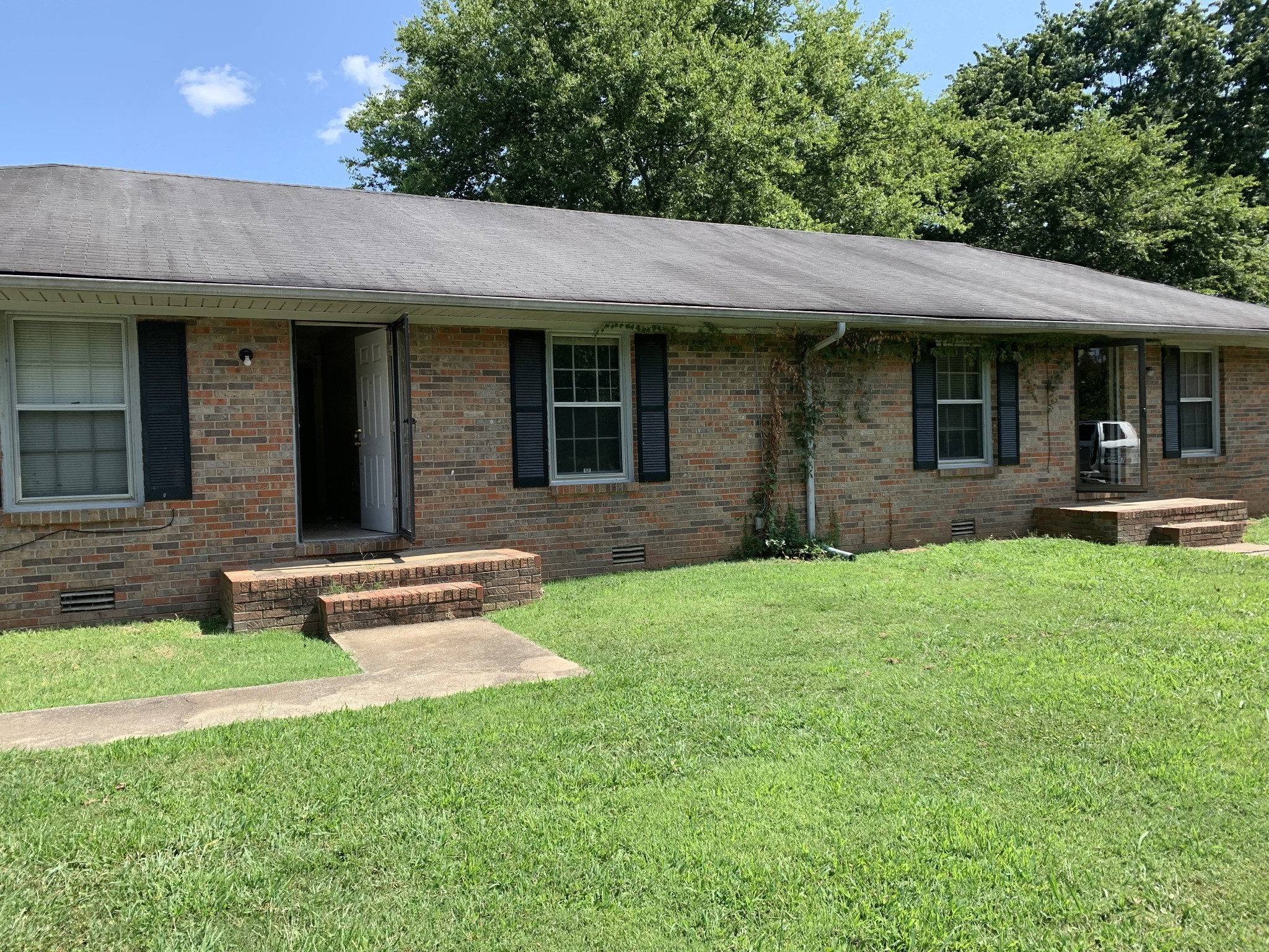 a view of a house with backyard and porch