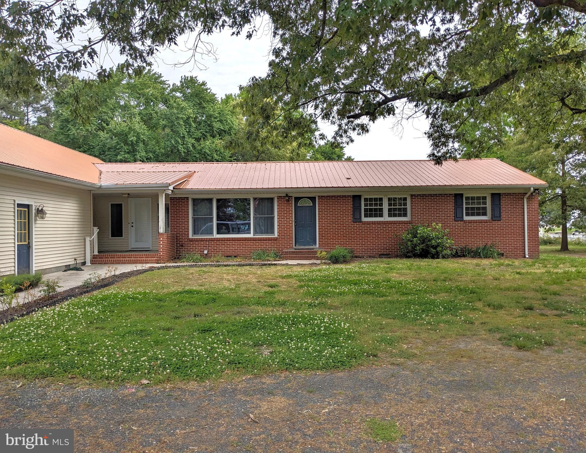 a view of a house with a backyard