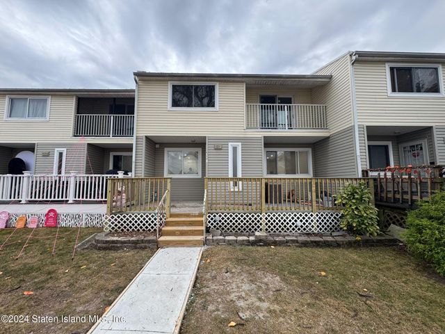 $545,000 | 403 Willow Road East, Unit 2 | Westerleigh