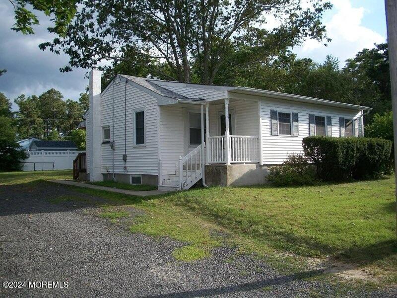 a view of a house with a yard