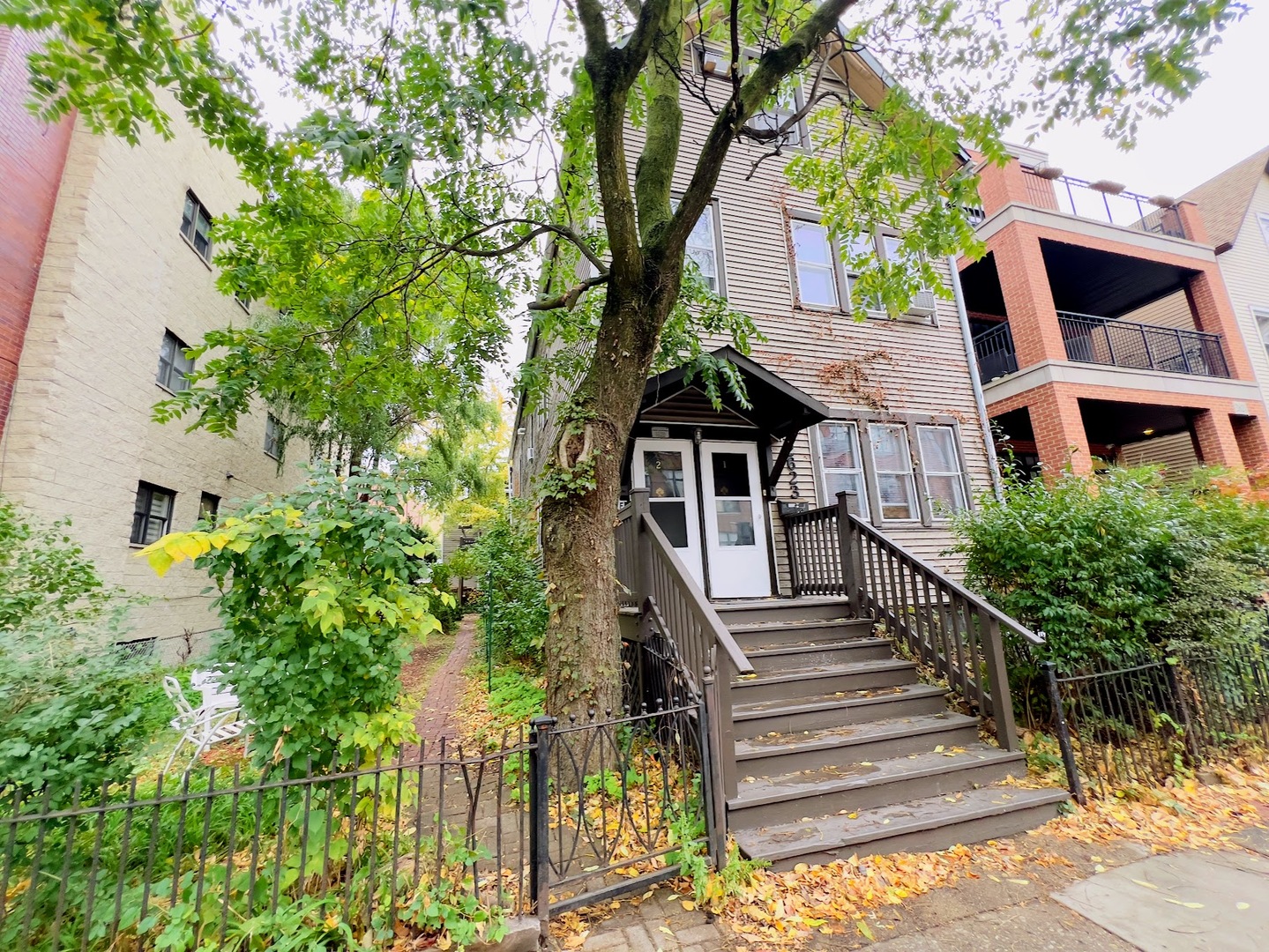 a view of front of house with a yard