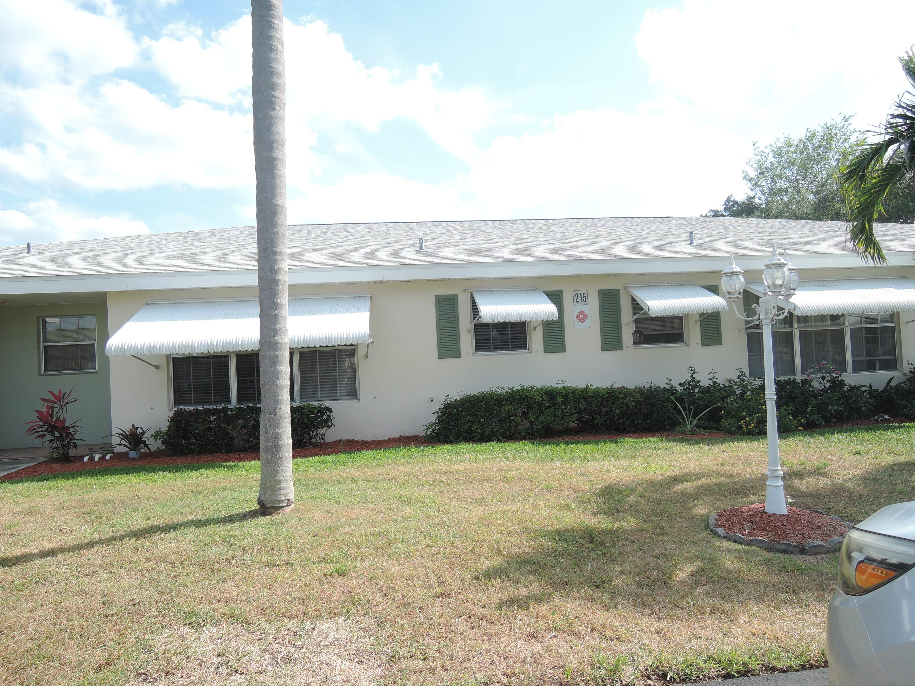 a view of a house with yard and garage